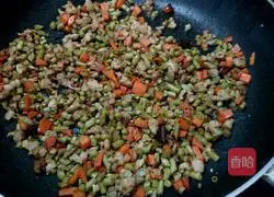 Illustration of how to stir-fry minced meat with pickled beans 5