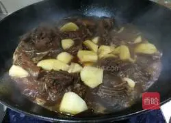 Illustration of how to make roasted goose with potatoes 4