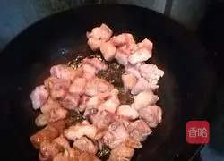 Illustration of how to make braised pork with potatoes 2