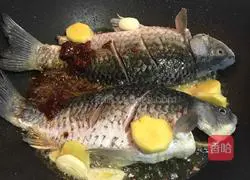 Braised crucian carp recipe 9