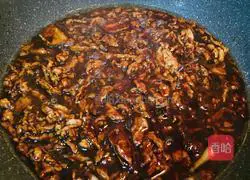 Illustration of how to make shredded pork with Beijing sauce 18