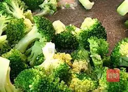 Illustration of how to make shrimp and broccoli 3