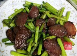 Illustration of how to make fried sausage with garlic 5