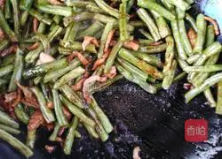 Illustration of how to make instant shredded pork and dry stir-fried beans 4