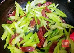 Illustration of how to make fried celery intestines 14