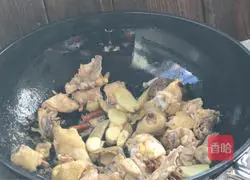 Illustration of how to make braised chicken with mushrooms and potatoes 15