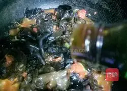 Illustration of how to make fried tomatoes, eggs and black fungus 12