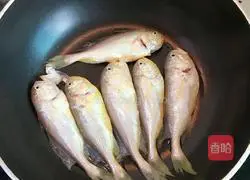 Illustration of how to make fried small yellow croaker 3