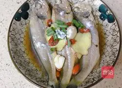 Illustration of how to make steamed small yellow croaker 6