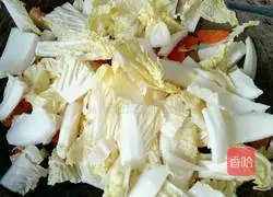Illustration of how to stir-fry carrots and cabbage with marinade 3