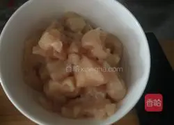 Illustration of how to make diced spicy chicken 1