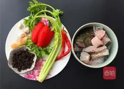 Illustration of how to cook fish with pickled pepper and black bean sauce 1