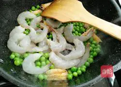 Illustration of how to make shrimps, eggs and fried peas 11
