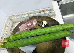 Illustration of how to make stir-fried pork with loofah 1