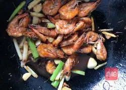 Illustration of braised prawns in oil 9