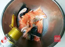 Illustration of how to make white wine salmon bones 8