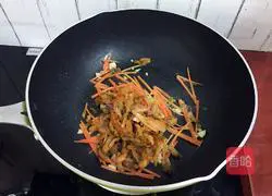 Illustration of making shredded pork with pickled mustard 14