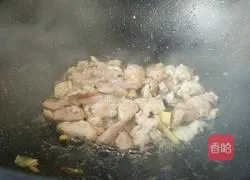 Illustration of how to make fried lotus root and meat 3