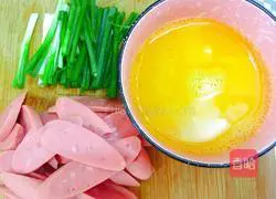 Illustration of how to make ham and scrambled eggs 2