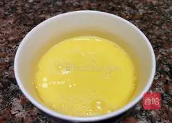 Illustration of how to make spinach, fungus and scrambled eggs 4