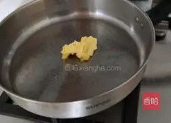 Illustration of how to make fried pine nuts with eggs 5