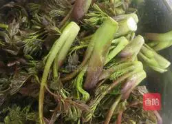 Illustration of how to stir-fry ham and thorn sprouts 2