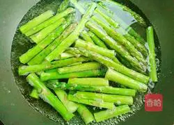 Illustration of how to make asparagus with oil 4