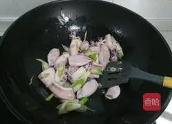 Illustration of how to make Kung Pao Squid 21