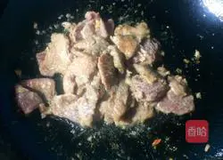 Illustration of how to make fried beef with double peppers 6