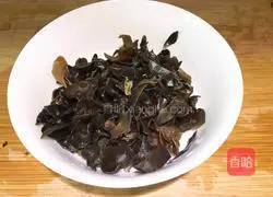 Illustration of how to make steamed chicken with golden needles and fungus 7