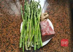 Illustration of how to make fried beef with asparagus 1