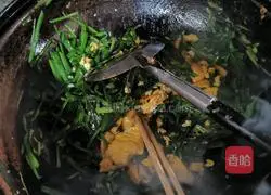 Illustration of how to make scrambled eggs with leeks 5