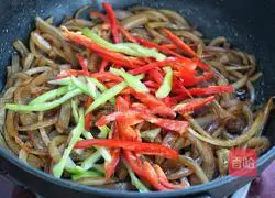 Illustration of how to stir-fry pork skin with onions and peppers 10
