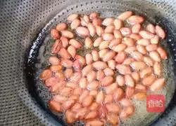 Illustration of how to make fried peanuts with small whitebait 4