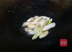 Illustration of how to make stir-fried sausages with lettuce, ginger and carrot 15