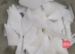 Illustration of how to stir-fry pork belly with dried white radish and fragrant radish 3