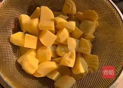 Illustration of how to make delicious potato roasted chicken 3