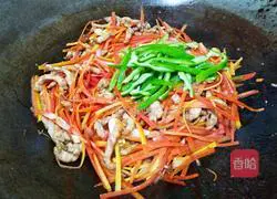 Illustration of how to make fried shredded pork with green pepper and carrot 13