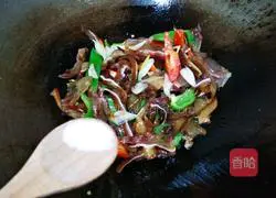 Illustration of how to make air-dried pig ears with double peppers 13