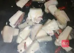 How to stir-fry pork with celery Illustration 7