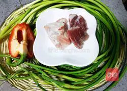 Illustration of how to make fried meat with garlic sprouts 1
