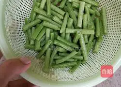 Illustration of how to make fried beans and meat 2