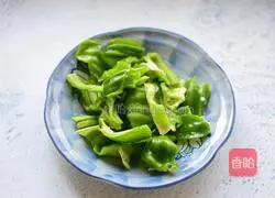 Illustration of how to make fried eggs with chili pepper 1