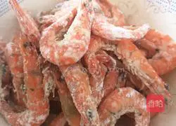 Illustration of how to make salt and pepper shrimp 1