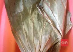 Illustration of how to make steamed pork ribs with glutinous rice in lotus leaves 2