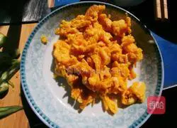 Illustration of how to make scrambled eggs with hot pepper 5