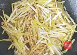 Illustration of how to make shredded pork with yellow garlic 7