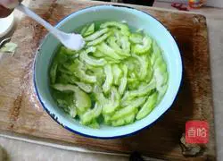 Illustration of how to make fried squid with bitter melon 2