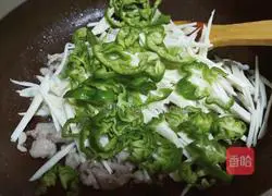 Illustration of how to make fried shredded pork with green pepper and wild rice 4