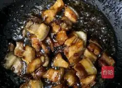 Illustration of how to make fried pork belly with taro 3